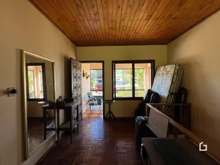 Quarto com piso de madeira e teto de madeira.