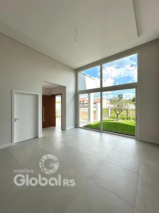 Vista interna de um ambiente com piso de cerâmica e grande janela.