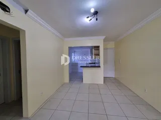Hall de entrada com piso de cerâmica clara.