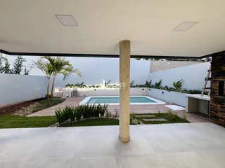Vista do quintal com piscina e deck em Lajeado.