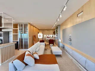 Sala de estar moderna com sofá grande e painéis de madeira.