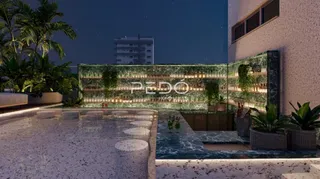 Fachada de um imóvel com jardim vertical e área de piscina.