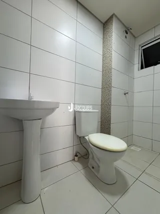 Foto de um banheiro com revestimento de cerâmica branca.