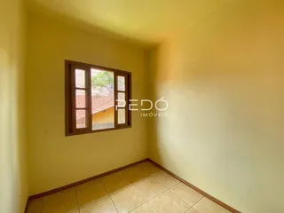 Foto do interior de uma sala com piso de cerâmica.