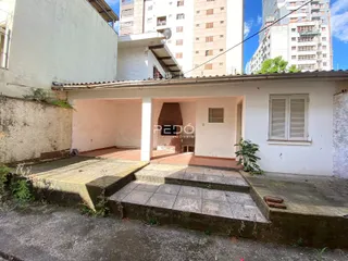Vista externa de um imóvel em Lajeado, Brasil, mostrando uma área coberta e degraus.