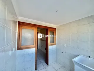 Banheiro com piso de cerâmica e banheira branca visível.
