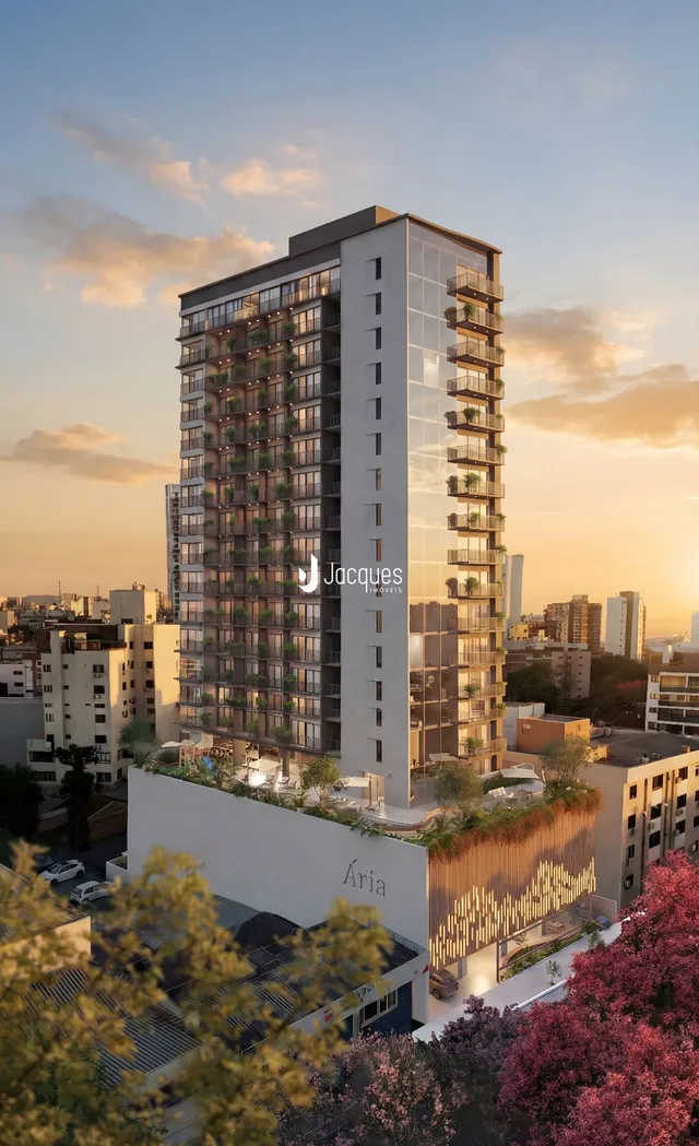 Fachada de um edifício residencial em Lajeado, Brasil, ao pôr do sol.