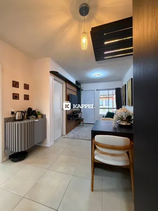 Cozinha com bancada e eletrodomésticos em ambiente interno.