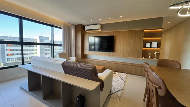 Sala de estar moderna com grande janela e móveis de madeira.