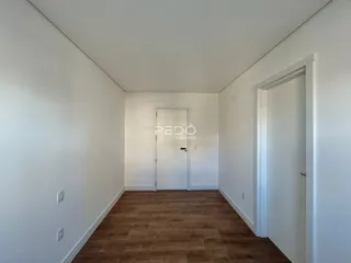 Hall de corredor com piso de madeira.