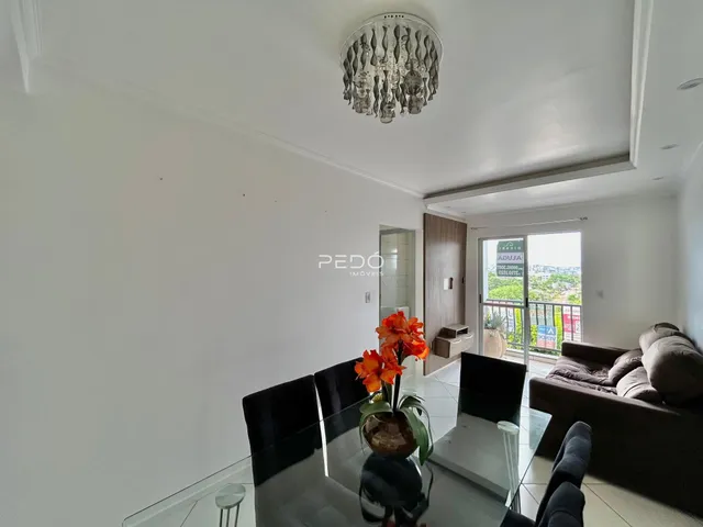 Sala de estar com decoração moderna e vista para a área externa.