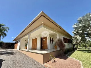 Fachada de uma residência em Lajeado, Brasil, com jardim e entrada coberta.
