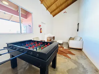 Foto de uma sala com churrasqueira e grandes janelas.