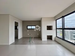 Sala de estar com grandes janelas que oferecem uma vista da cidade.