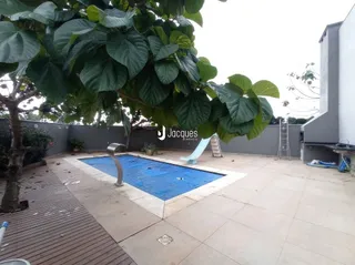 A foto mostra uma área externa com piscina e deck.