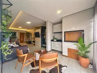 Sala de estar com decoração moderna e piso de cerâmica.