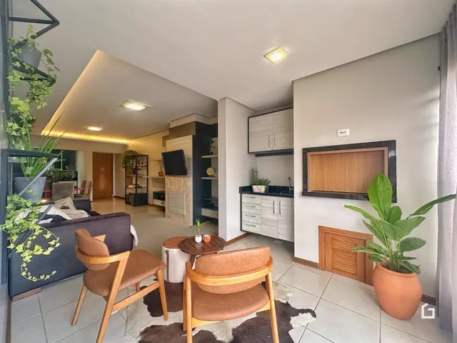 Sala de estar com decoração moderna e piso de cerâmica.