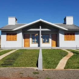 Fachada de uma casa residencial em Lajeado, Brasil, com jardim frontal.