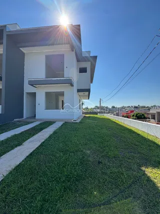 Fachada de uma casa moderna em Lajeado, Brasil, sob luz solar intensa.