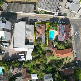 Vista aérea de uma propriedade residencial em Lajeado, mostrando a área externa com vegetação.