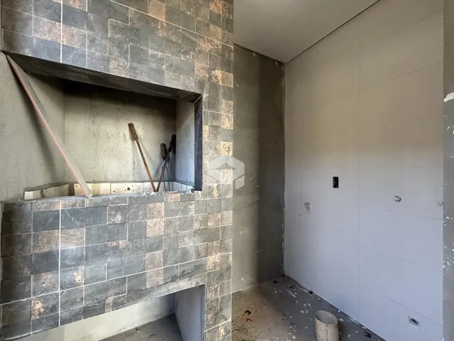 Parede interna com revestimento de azulejos e estrutura de concreto aparente.
