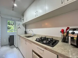 Foto de uma cozinha moderna com armários brancos e bancadas claras.