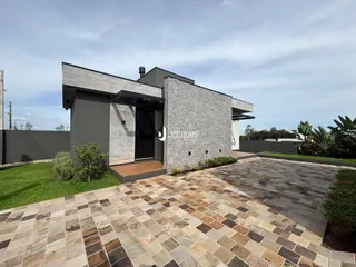 Fachada moderna de uma residência em Lajeado, Brasil, com piso de tijolos na frente.