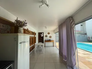 Vista de um corredor interno com acesso a uma área externa.