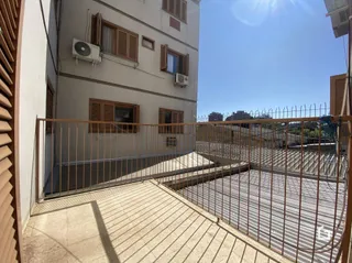 Vista da fachada de um imóvel em Lajeado, Brasil, com grade de proteção.