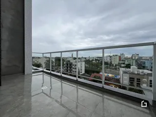 Vista da propriedade em Lajeado, Brasil, com grade de vidro.