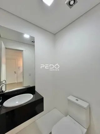 Foto de um banheiro com pia e vaso sanitário.