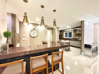 Ambiente interno de sala de estar com bancada e decoração moderna.