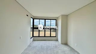 Foto de um cômodo interno com paredes brancas e piso de concreto.