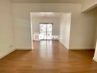 Hall de entrada com piso de madeira e paredes brancas.