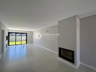 Ambiente interno de uma sala com piso de cerâmica e porta de vidro.