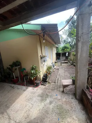 Vista externa de uma casa em Lajeado, Brasil, mostrando a fachada e o pátio.