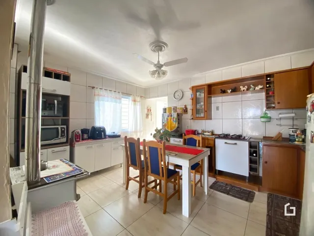 Foto de uma sala de estar e jantar em uma residência no Brasil.