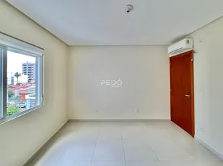 Ambiente interno com piso de cerâmica e parede branca.