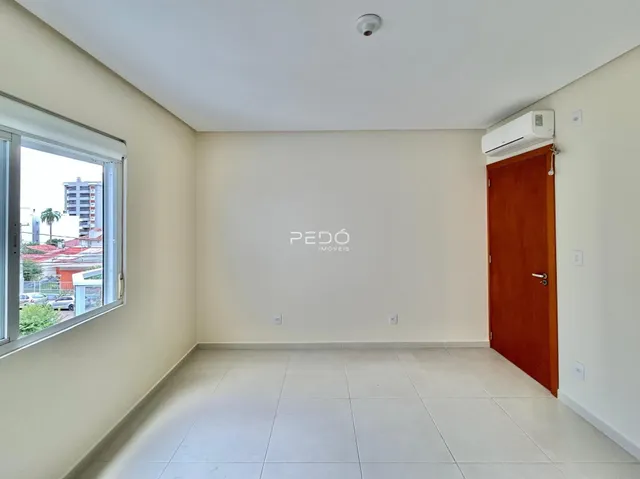 Ambiente interno com piso de cerâmica e parede branca.