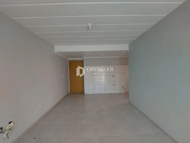 Corredor interno de uma residência com piso de cerâmica.