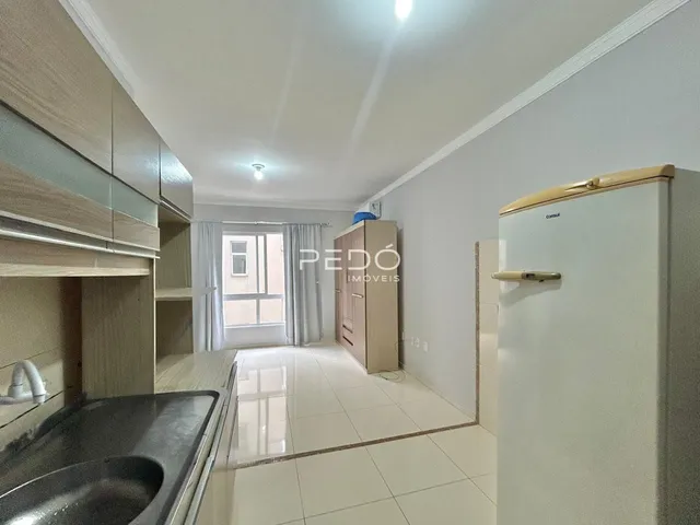 Vista interna de uma área com armários e piso claro.