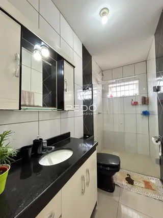Foto de um banheiro com revestimento de cerâmica branca.