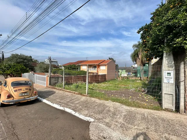 Vista da fachada de uma residência em Lajeado, Brasil, com cerca e vegetação.