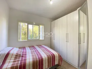 Quarto com cama e guarda-roupas em um apartamento.
