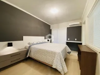 Quarto com cama e cabeceira em ambiente moderno.