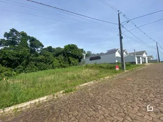 Vista externa de uma propriedade com vegetação e pavimento em Lajeado.