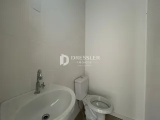 Foto de um banheiro com banheira e vaso sanitário em uma residência.
