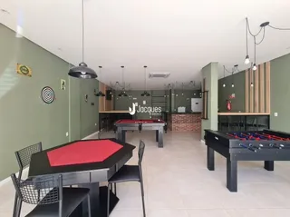 Foto de uma área comum com mesas de jogos.