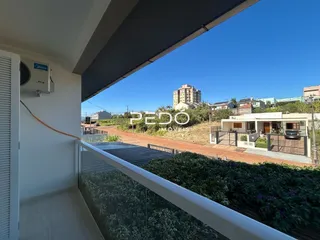 Vista da paisagem a partir de uma varanda.