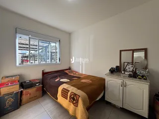 Quarto com janela de grande porte na residência.